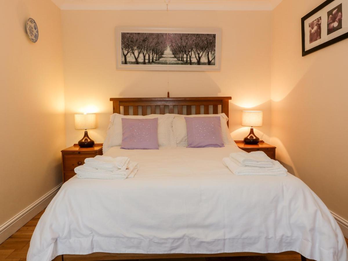 Ffynnonlwyd Cottage Llangynin ภายนอก รูปภาพ
