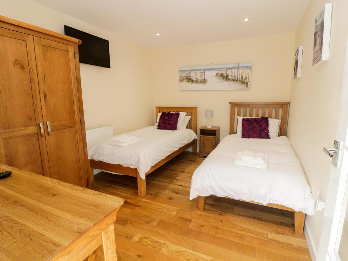Ffynnonlwyd Cottage Llangynin ภายนอก รูปภาพ